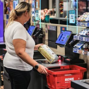 Selbstbedienungskassen in einem Supermärkten